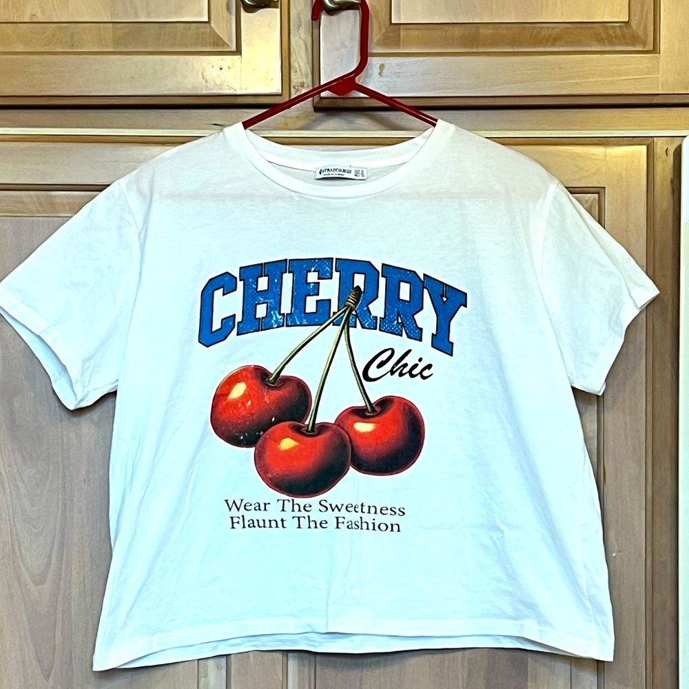 🍒 ASOS 🍒Stradivarius cherry detail graphic cropped t-shirt in white SZ.XL